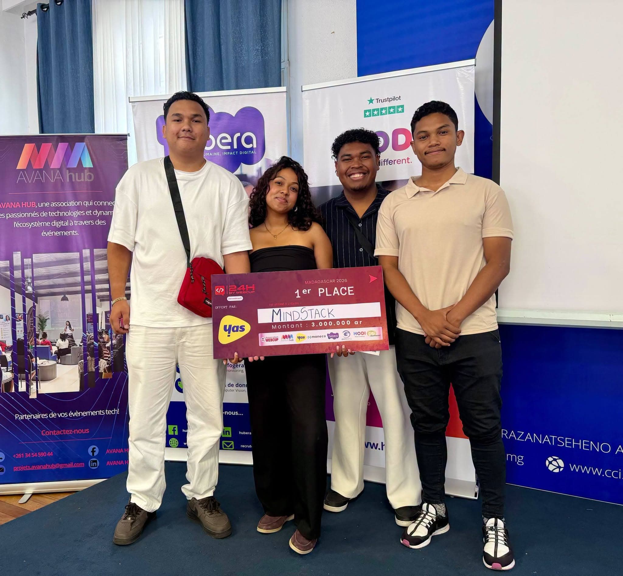 Les quatre membres de l'équipe Mindstack avec le chèque de la 1re place du hackathon 24h by WebCup 2026
